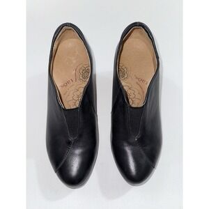Taos Footwear Elegant Black Moccasins